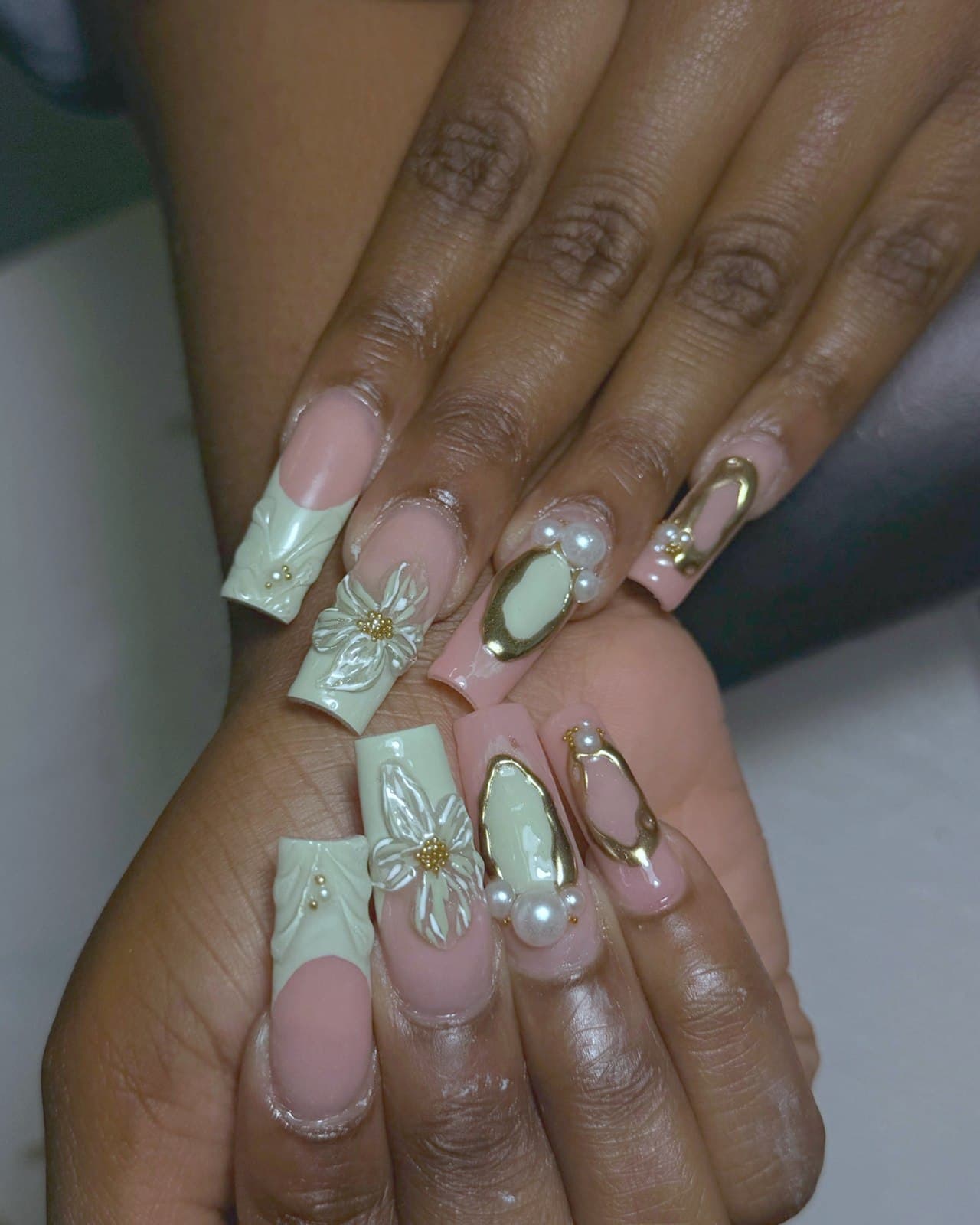 Ongles vert sauge avec chrome doré, perles et fleurs 3D